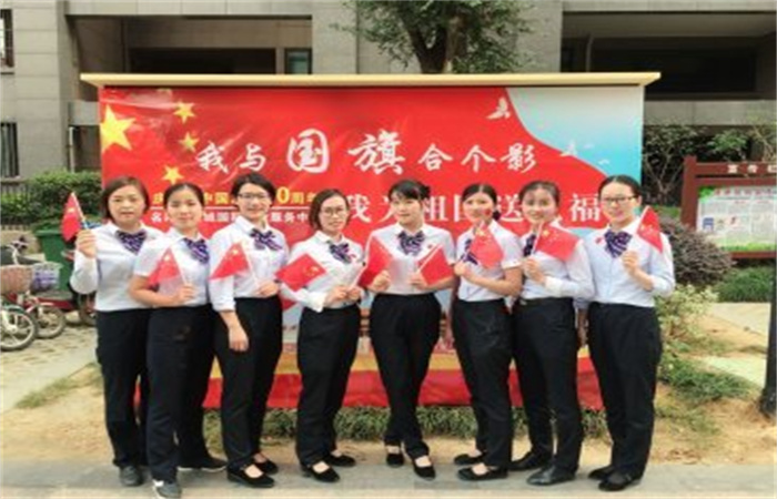 我與國(guó)旗合個(gè)影，共為祖國(guó)慶生！
