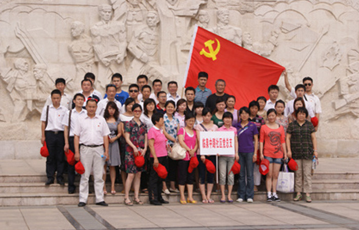 青山埋忠骨，史冊(cè)載功勛——記大名集團(tuán)黨支部大蜀山烈士陵園祭掃活動(dòng)
