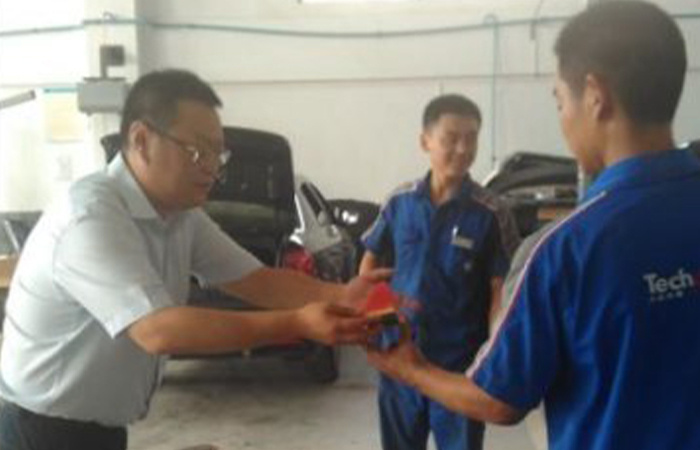 炎炎夏日送清涼 絲絲關(guān)愛(ài)入心田
