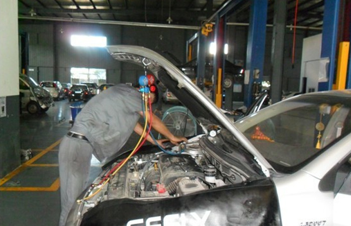 維修技師迎酷暑戰(zhàn)高溫 志力服務(wù)廣大客戶
