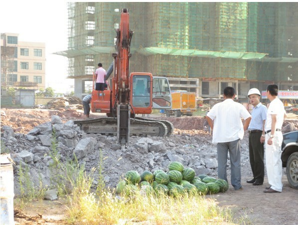 炎炎夏日流入的一股清涼——項(xiàng)目領(lǐng)導(dǎo)深入一線工地送清涼