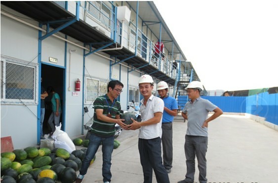 炎炎夏日流入的一股清涼——項(xiàng)目領(lǐng)導(dǎo)深入一線工地送清涼