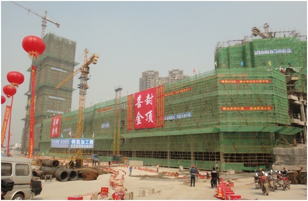 綜合體結(jié)構(gòu)封頂 商業(yè)廣場雛形初現(xiàn)