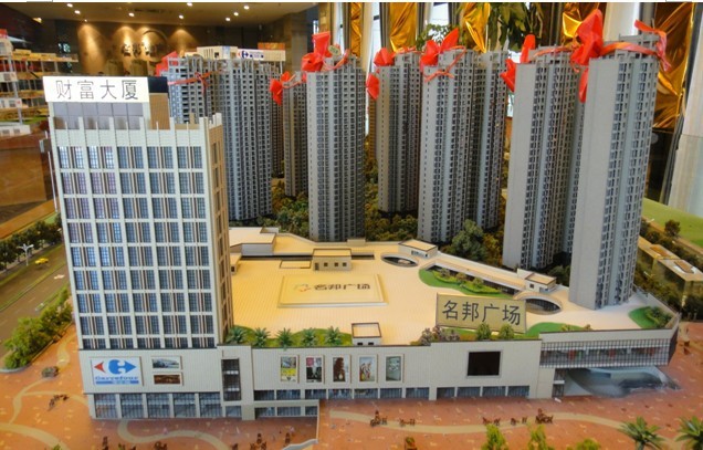 綜合體結(jié)構(gòu)封頂 商業(yè)廣場雛形初現(xiàn)