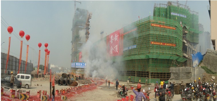 綜合體結(jié)構(gòu)封頂 商業(yè)廣場雛形初現(xiàn)