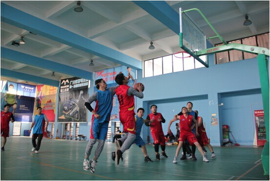 “揮灑汗水、點燃激情、釋放青春正能量”