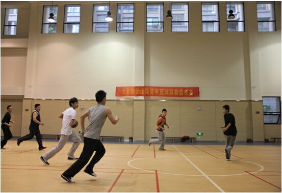 “揮灑汗水、點燃激情、釋放青春正能量”